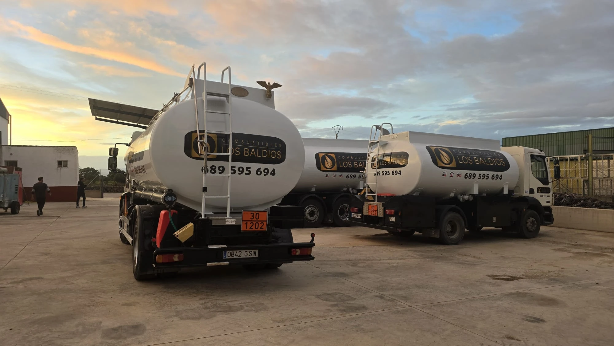 Camiones de Combustibles Los Baldíos en sus instalaciones