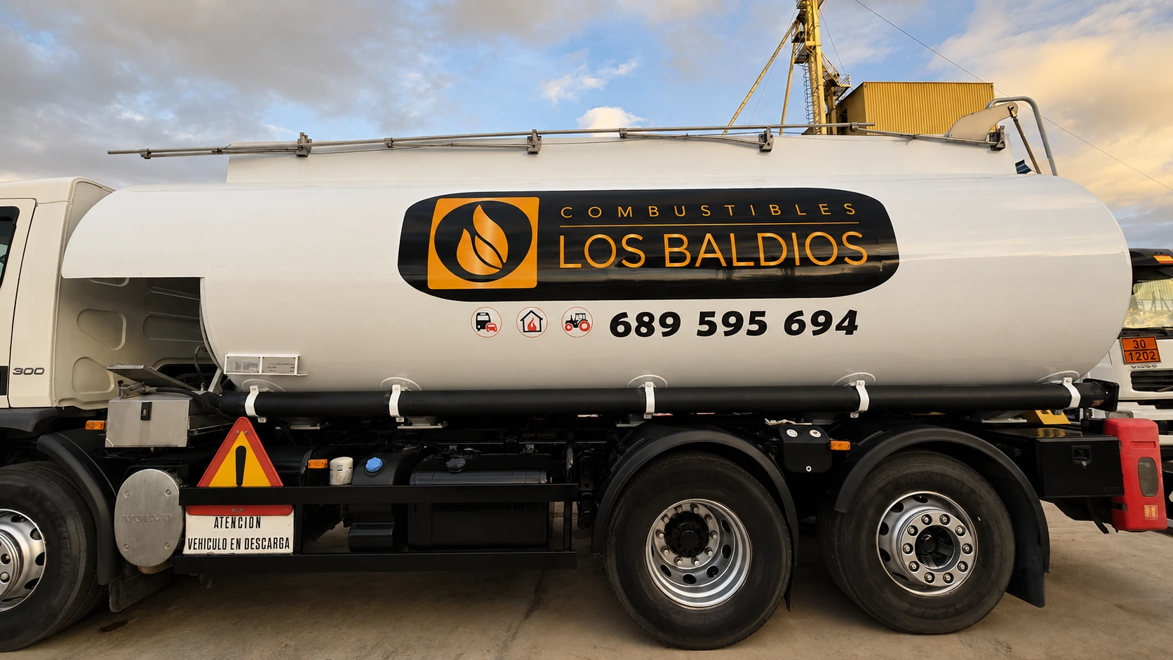 Detalle de un camión cisterna de Combustibles Los Baldíos